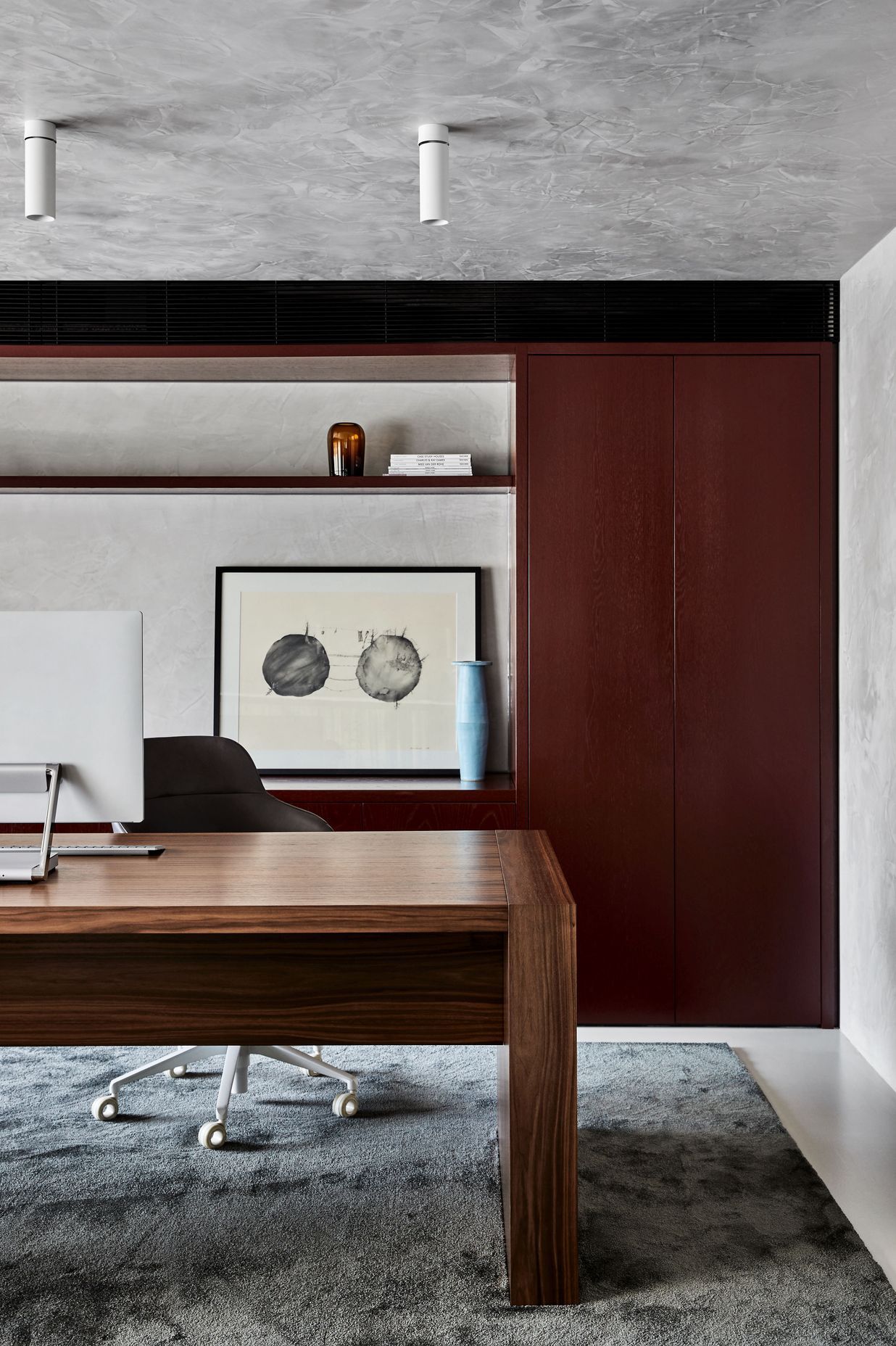 A marbled look on the ceiling and walls elevates this office space.