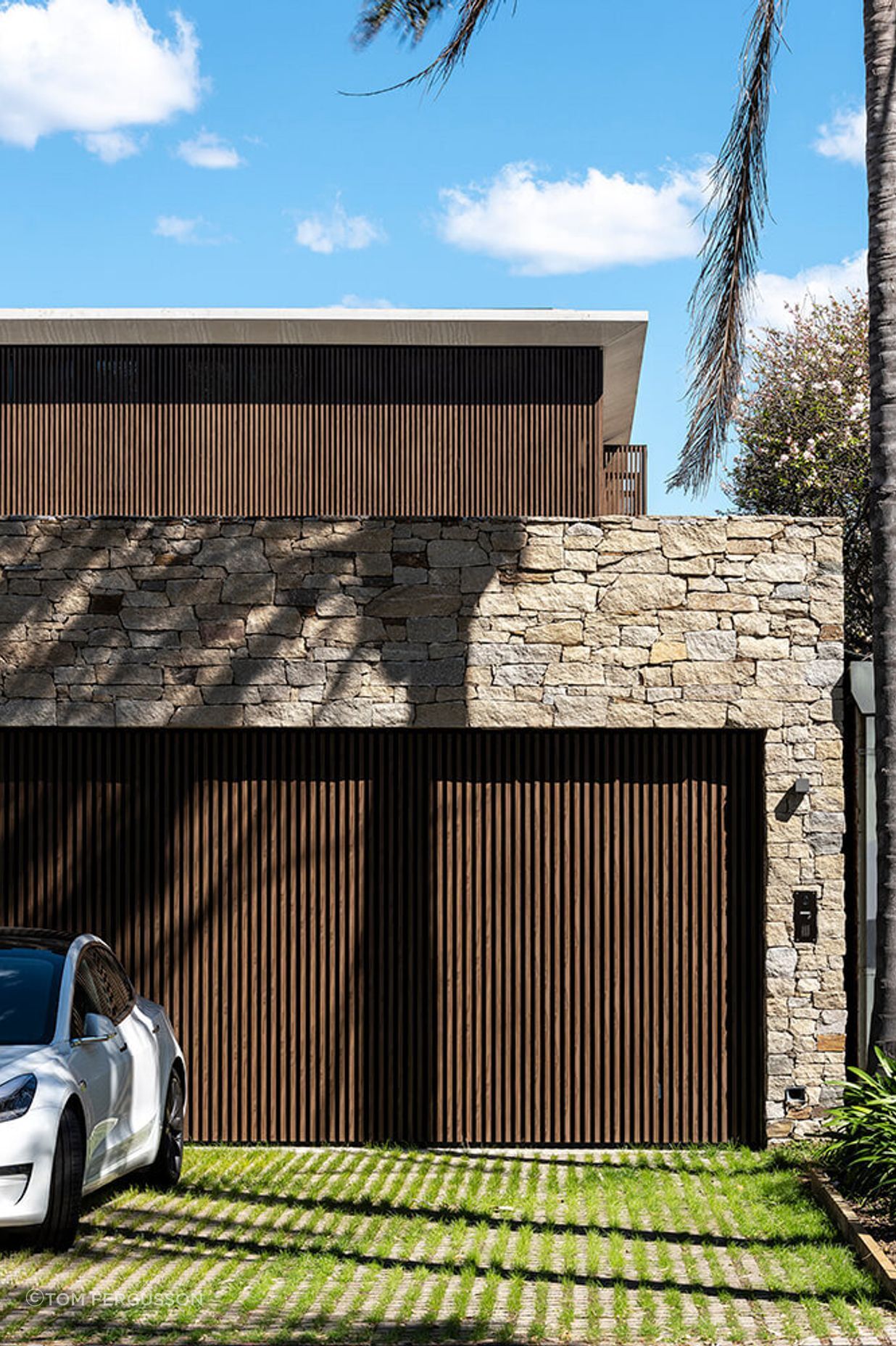 The Kabebari cladding is also featured on the garage door.