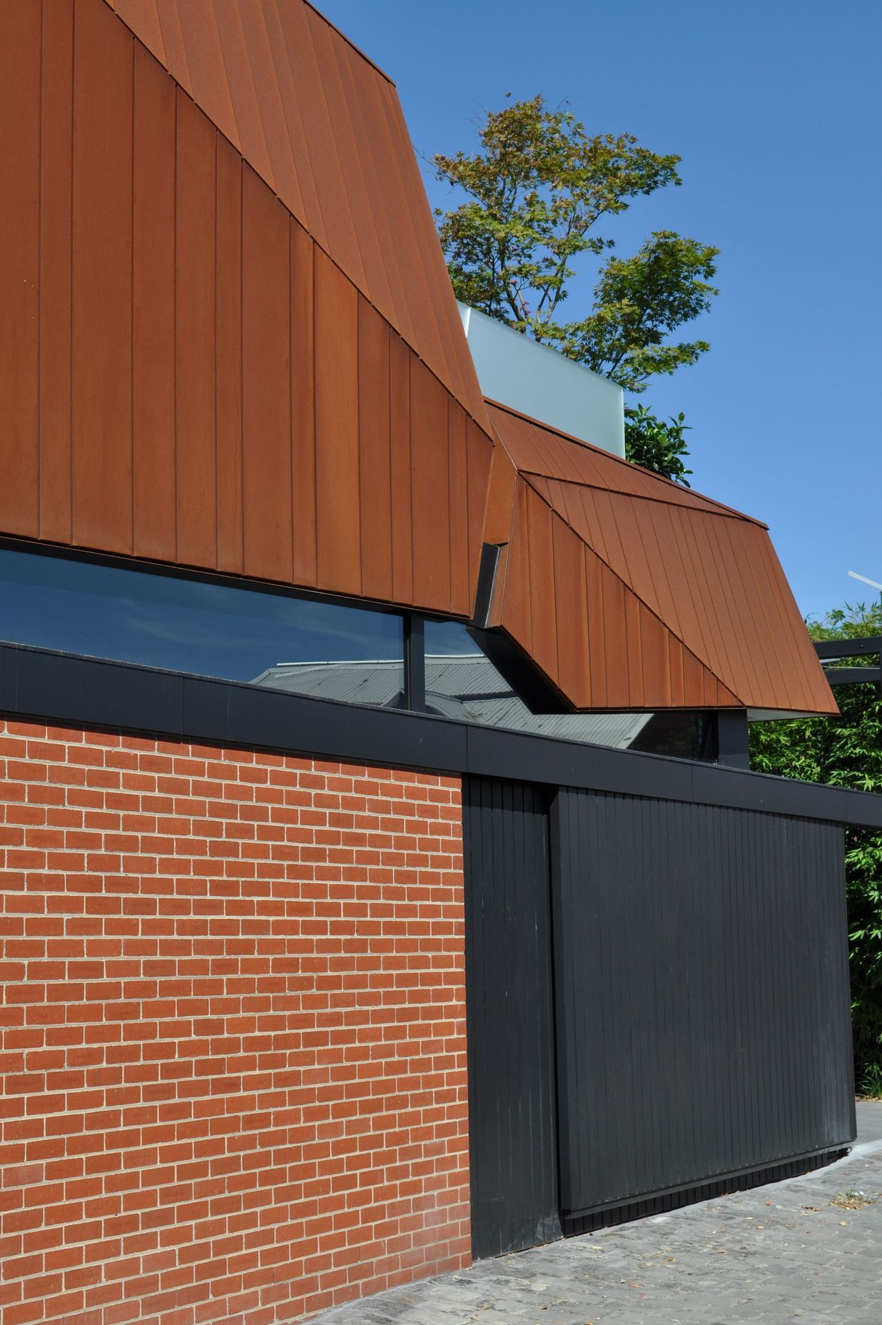 Archclad’s Express System is available in varying widths and can be staggered to create a random effect.