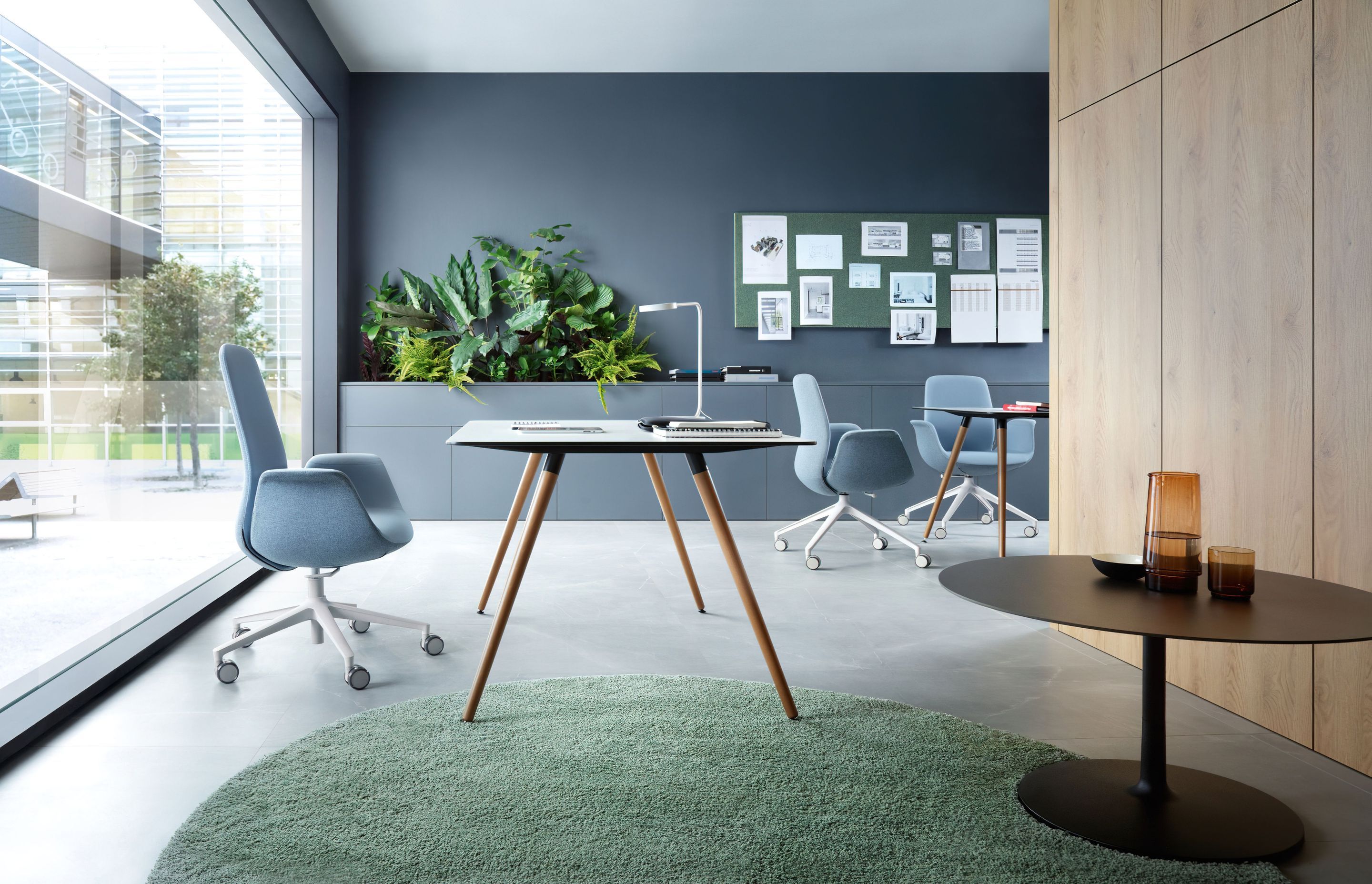 Flokk’s ElliePro chair with self-intuitive regulation mechanism, discreetly incorporated into the seat for quick and easy adjustment.