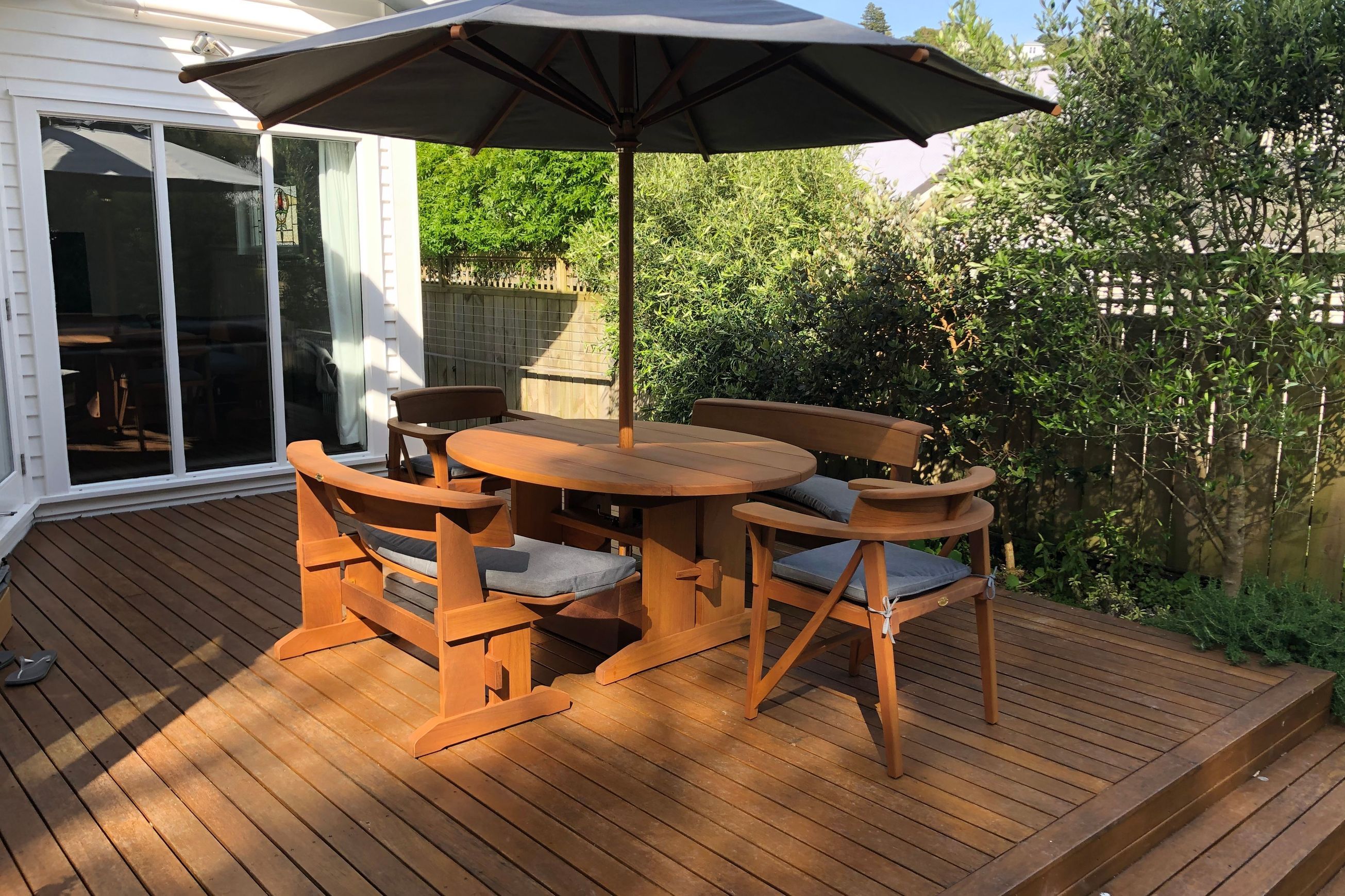 Oval Table Suite 1600