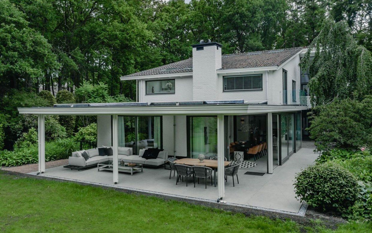 A Dutch villa: modern and in the middle of nature