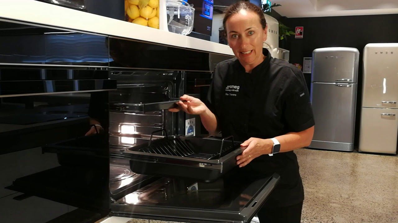 Purchase a Smeg Classic pyrolytic oven and receive a bonus baking tray and set of telescopic guides