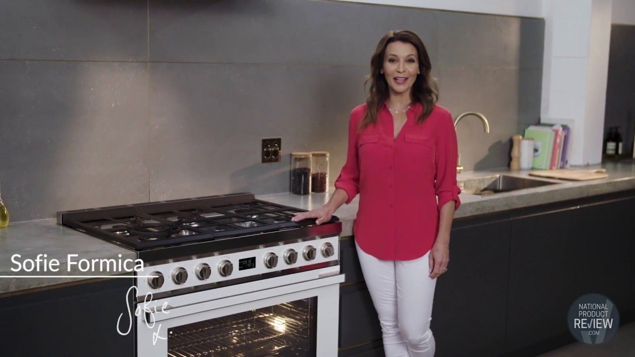 Sofie explores the new Smeg Portofino freestanding cooker