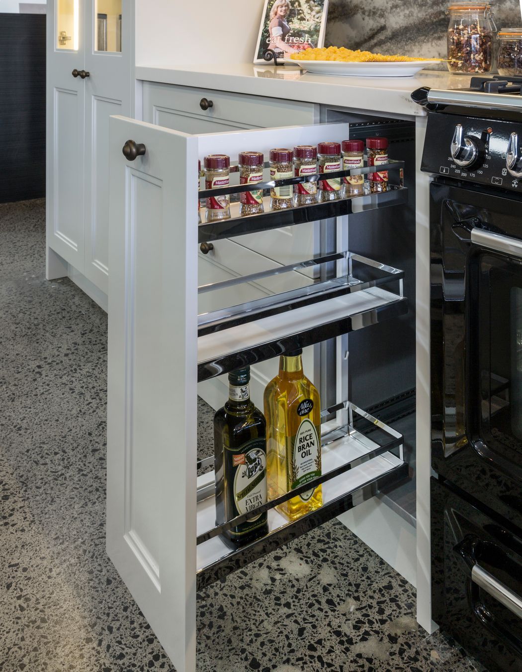 Traditional Studio Kitchen by Sue Gillbanks