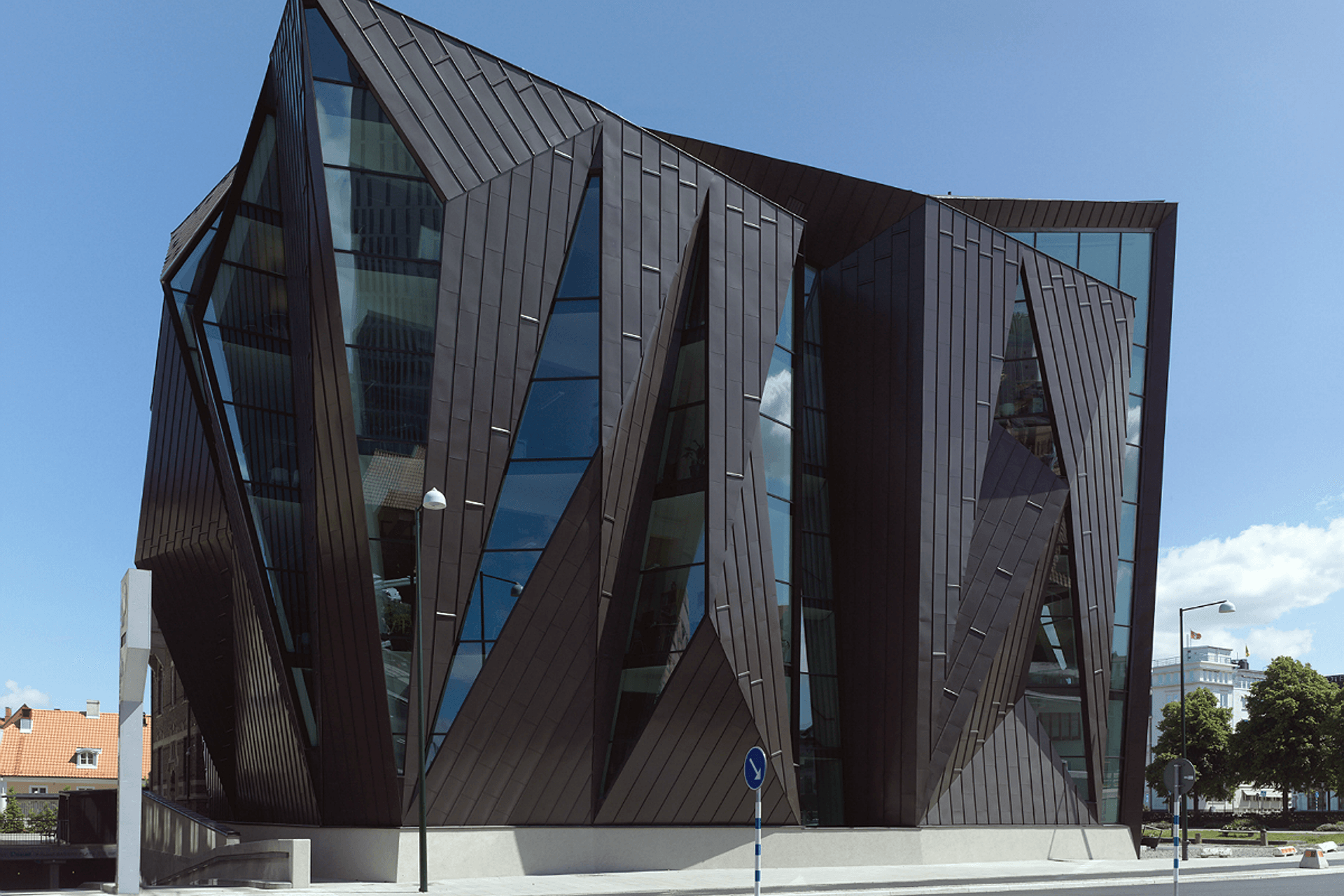 WORLD MARITIME UNIVERSITY