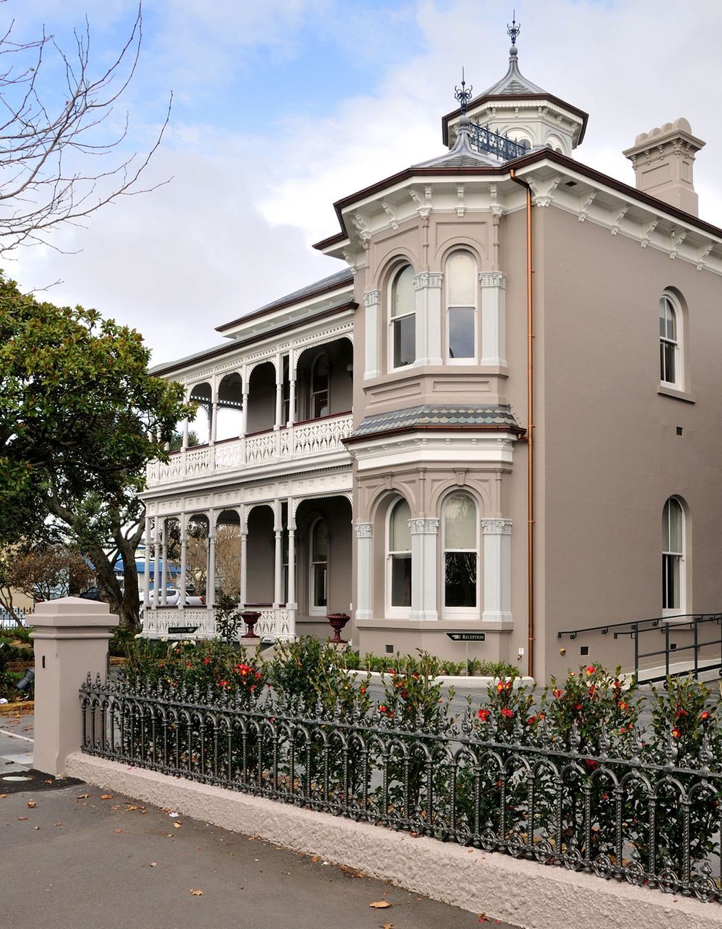 ALLENDALE HOUSE AND ANNEXE