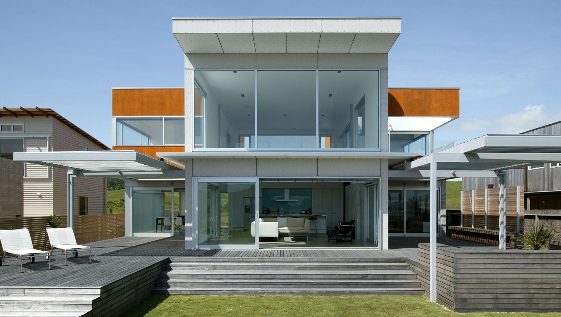 Omaha Beach Holiday House banner