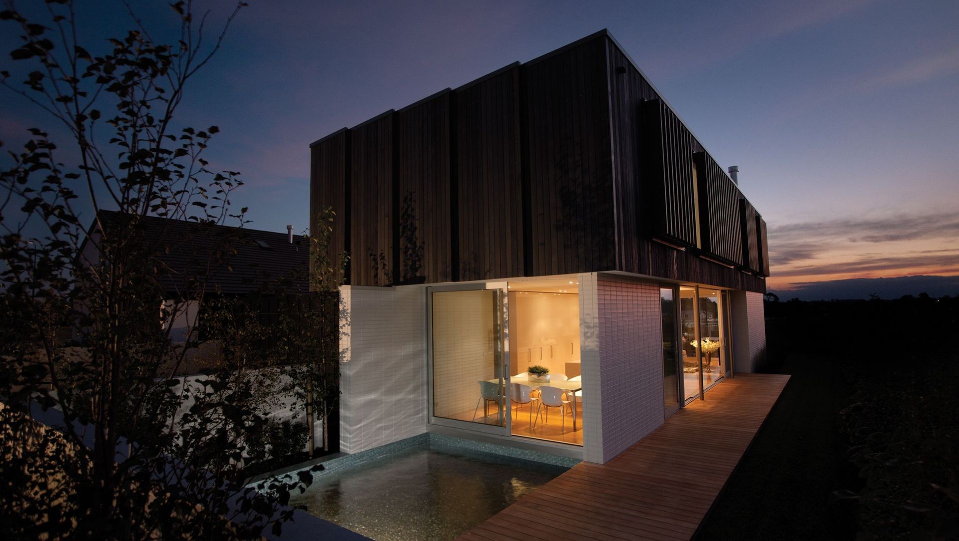 Lombardia Way, Karaka banner