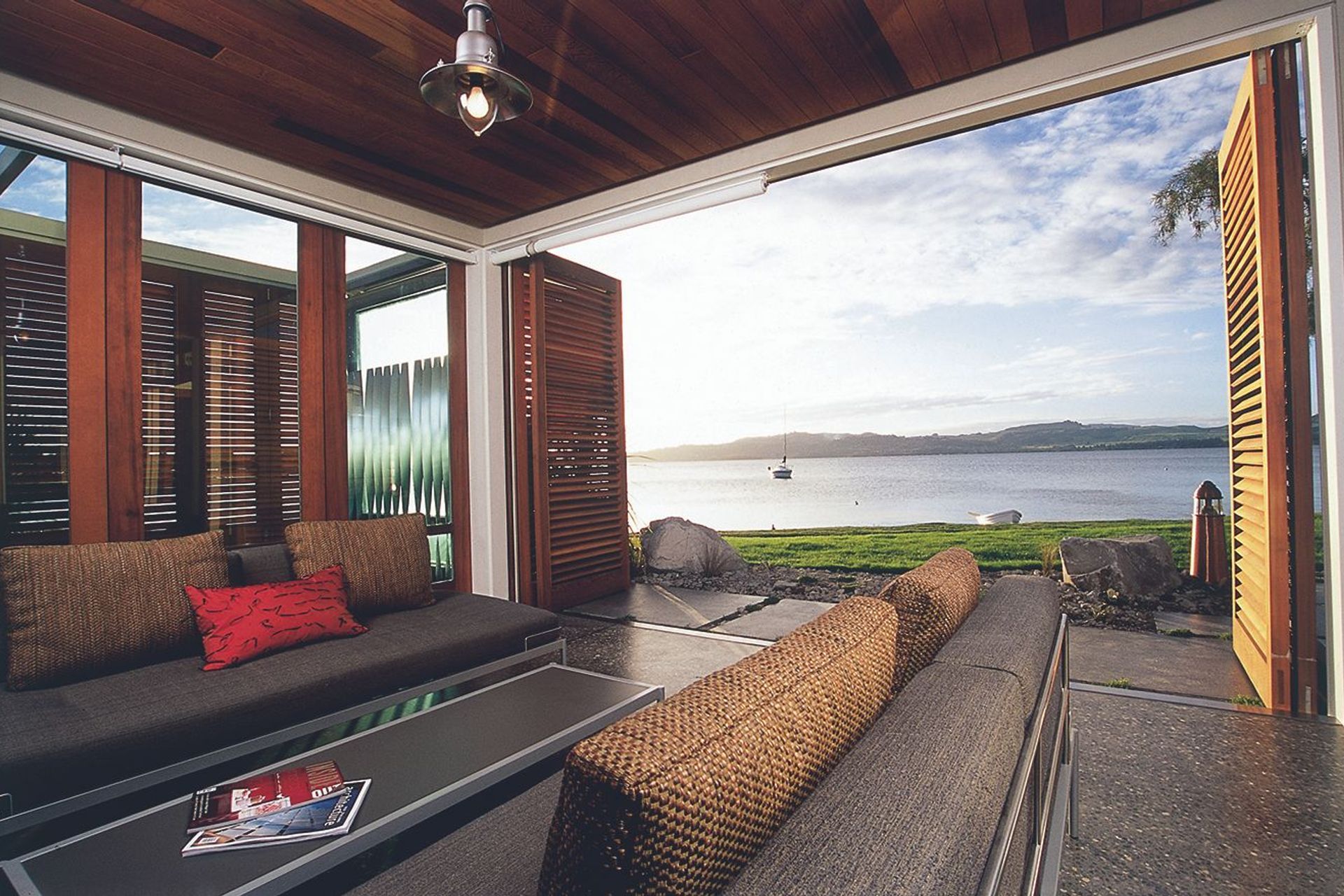 LAKESIDE BOUTIQUE ACCOMMODATION