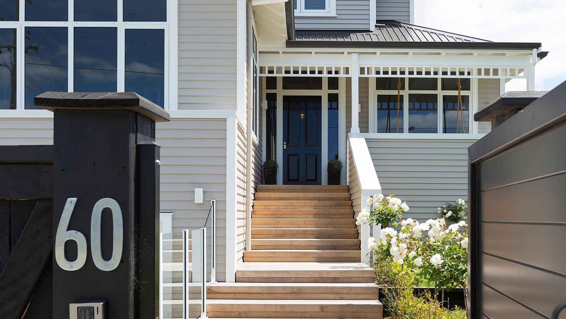 Omanu Beach House banner