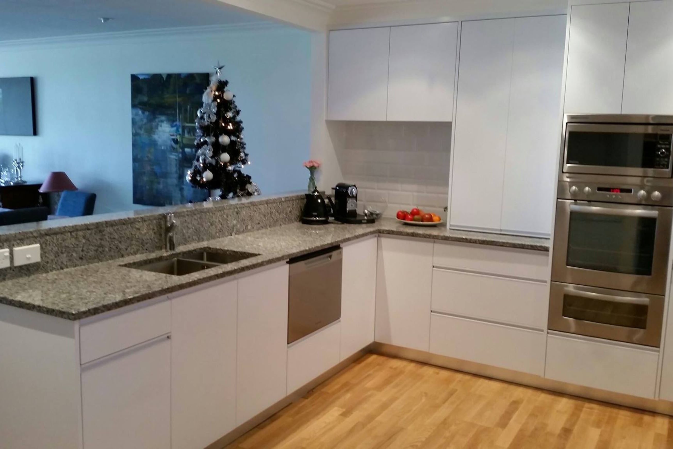 Handle-Less Look Kitchens