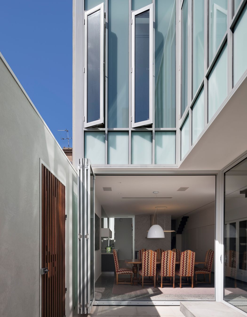 Canning Street is simple yet exquisite in its articulation.