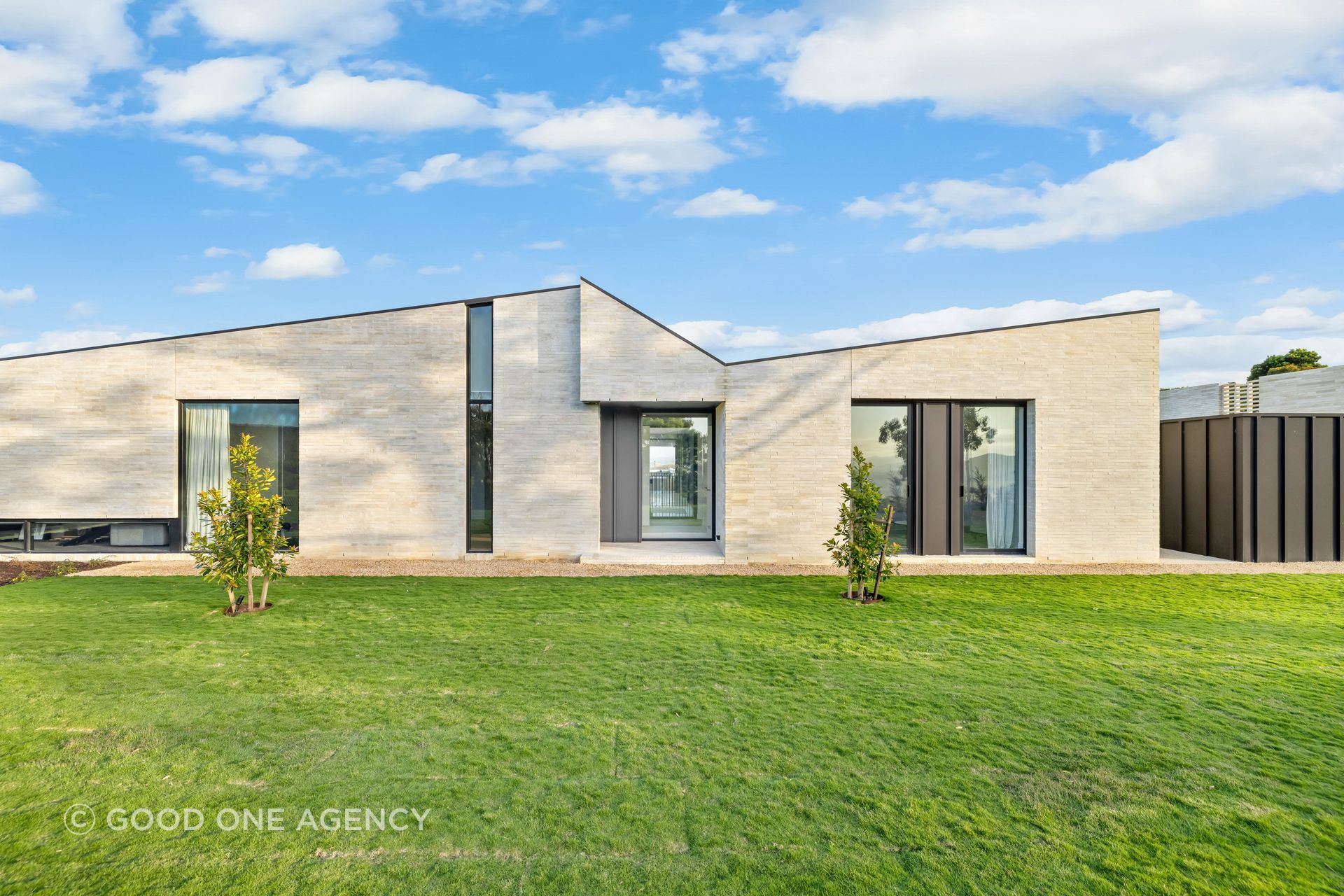 Handmade bricks harmonise with the landscape palette