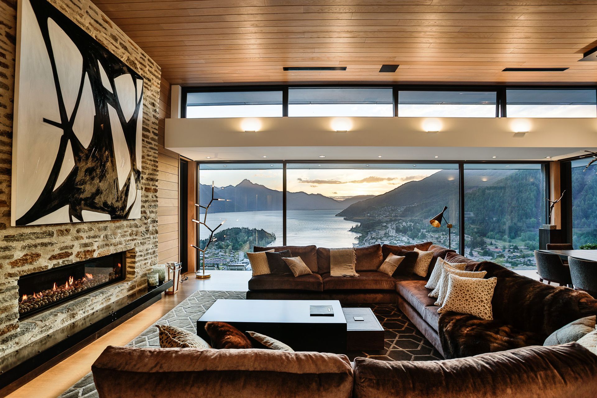 The view speaks for itself in this warm and inviting space. | Photography: Jamie Cobel