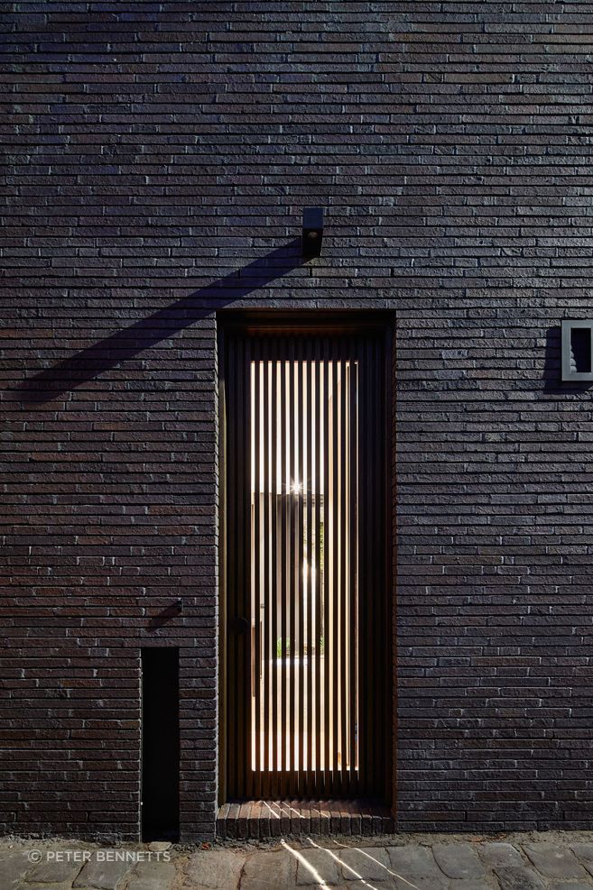 There’s a playful union between new and old here, a juxtaposition of light and dark, of past and future that just makes sense given the historic context of the build.