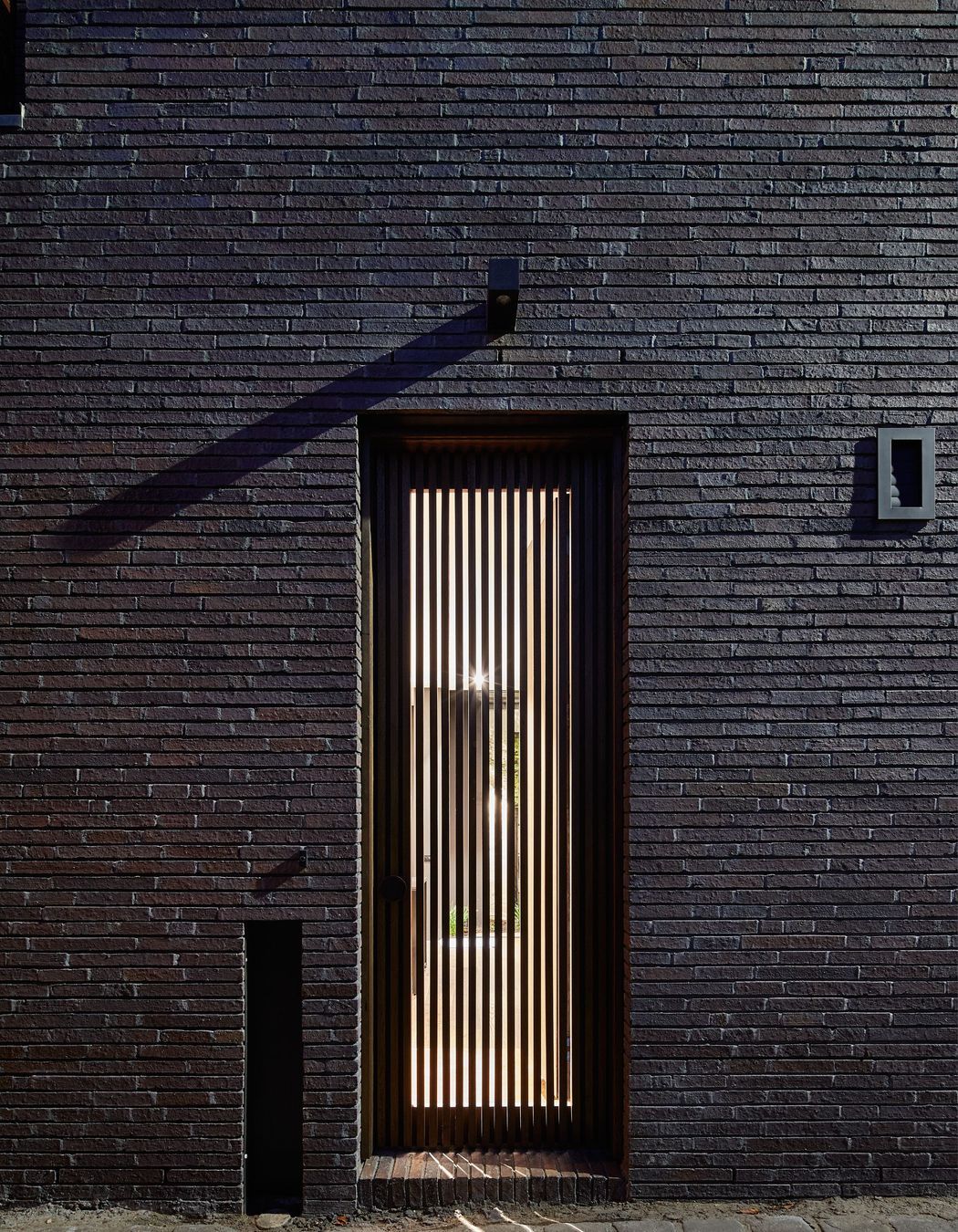 There’s a playful union between new and old here, a juxtaposition of light and dark, of past and future that just makes sense given the historic context of the build. 