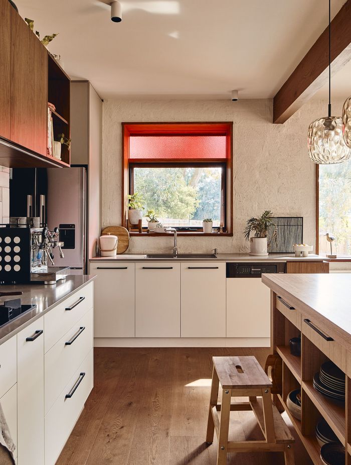 The property blends the materiality of white and richly toned timber, both internally and externally, as a nod to the homeowners’ heritage, where whitewashed walls often meet wooden details.