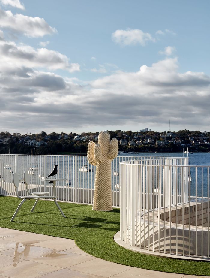 The roof garden and penthouse have extensive views across the harbour and CBD.