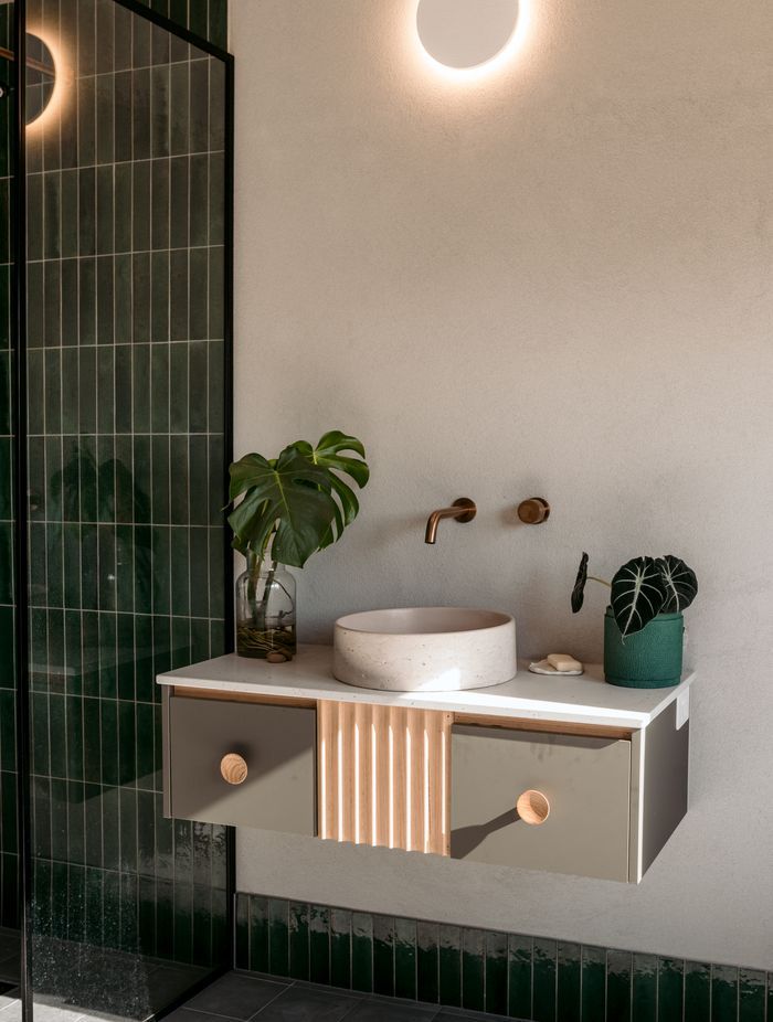 Natural hues provide interest in the ensuite.