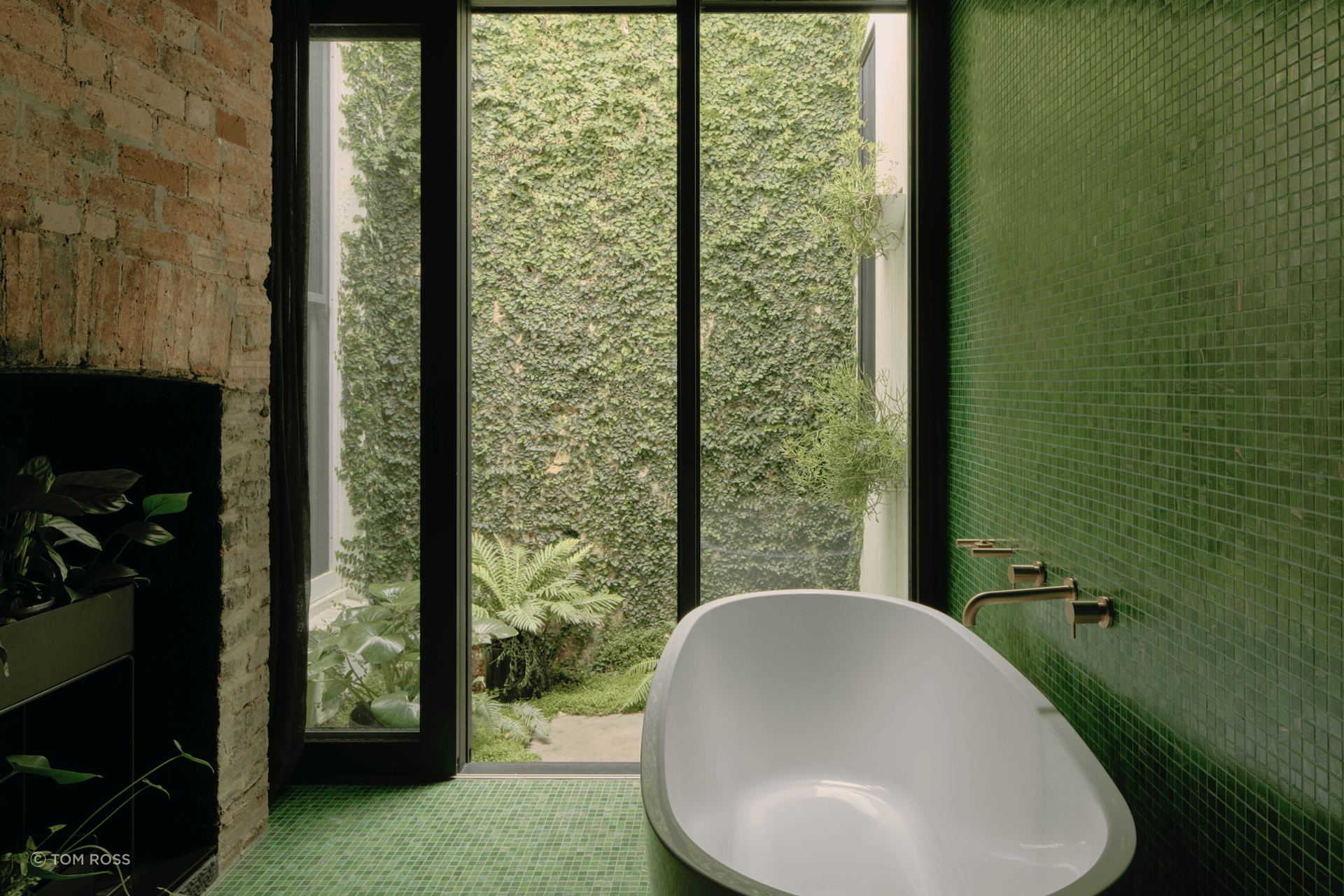 Tiling the walls in an eye-catching emerald hue, the space creates a bold statement.