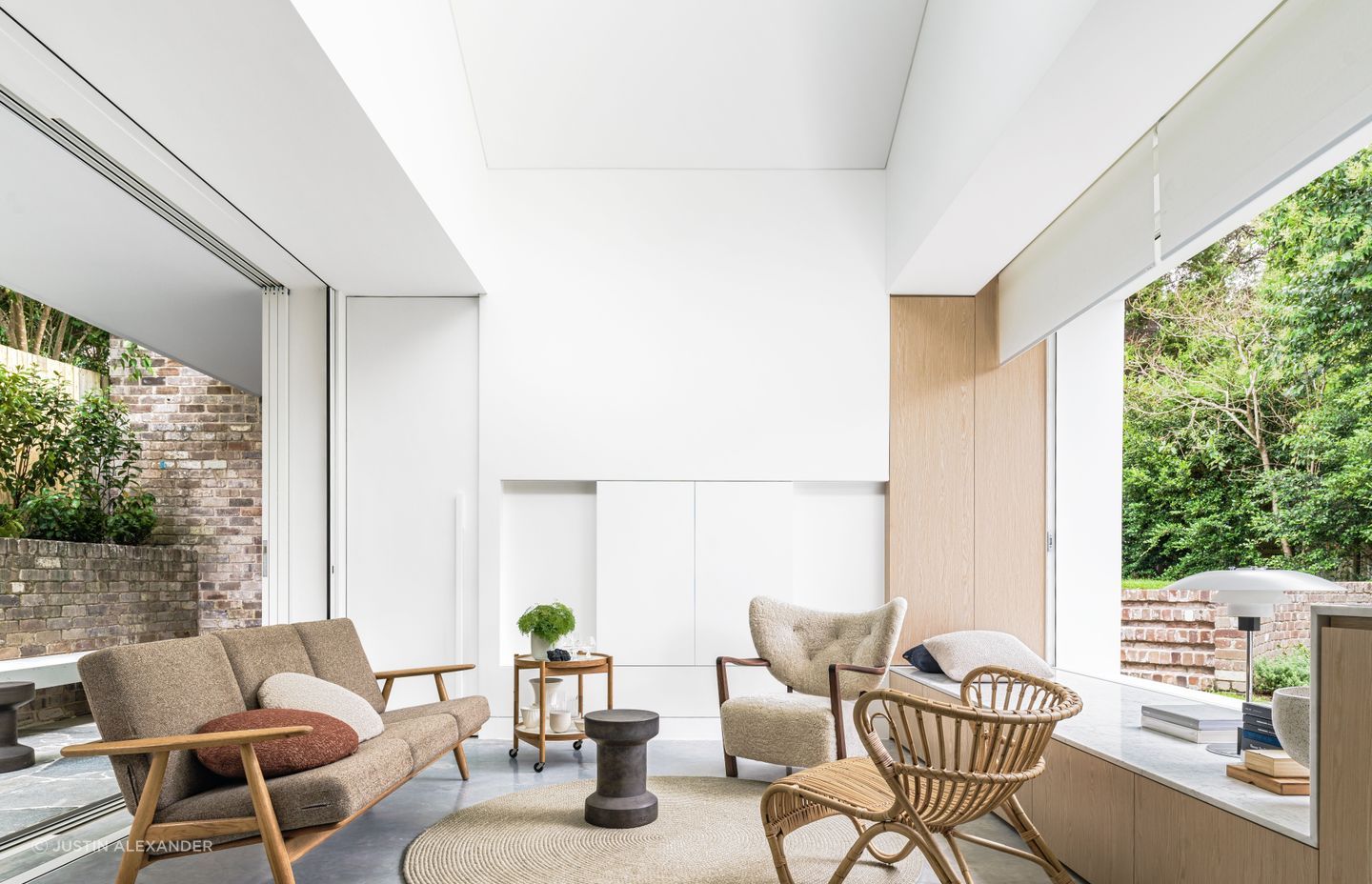 Two opposing elevations open allows eyes to read the site boundary to boundary.