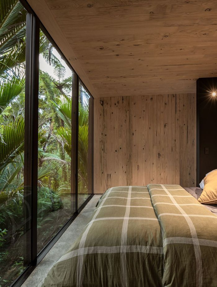 Extensive glazing in the bedroom connects visitors directly with the bush setting.