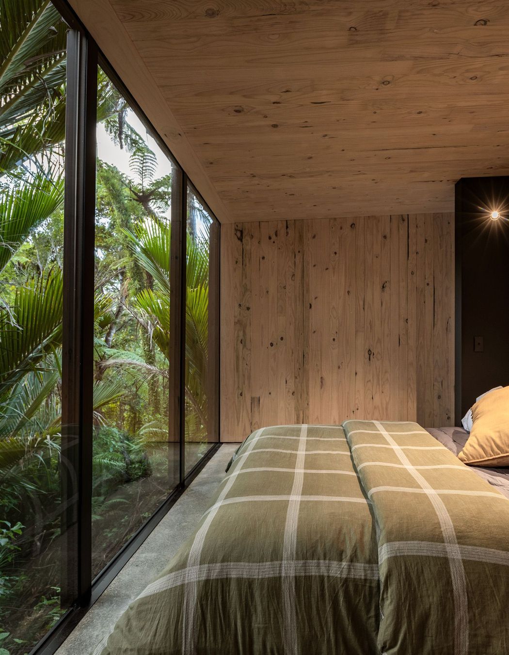 Extensive glazing in the bedroom connects visitors directly with the bush setting.