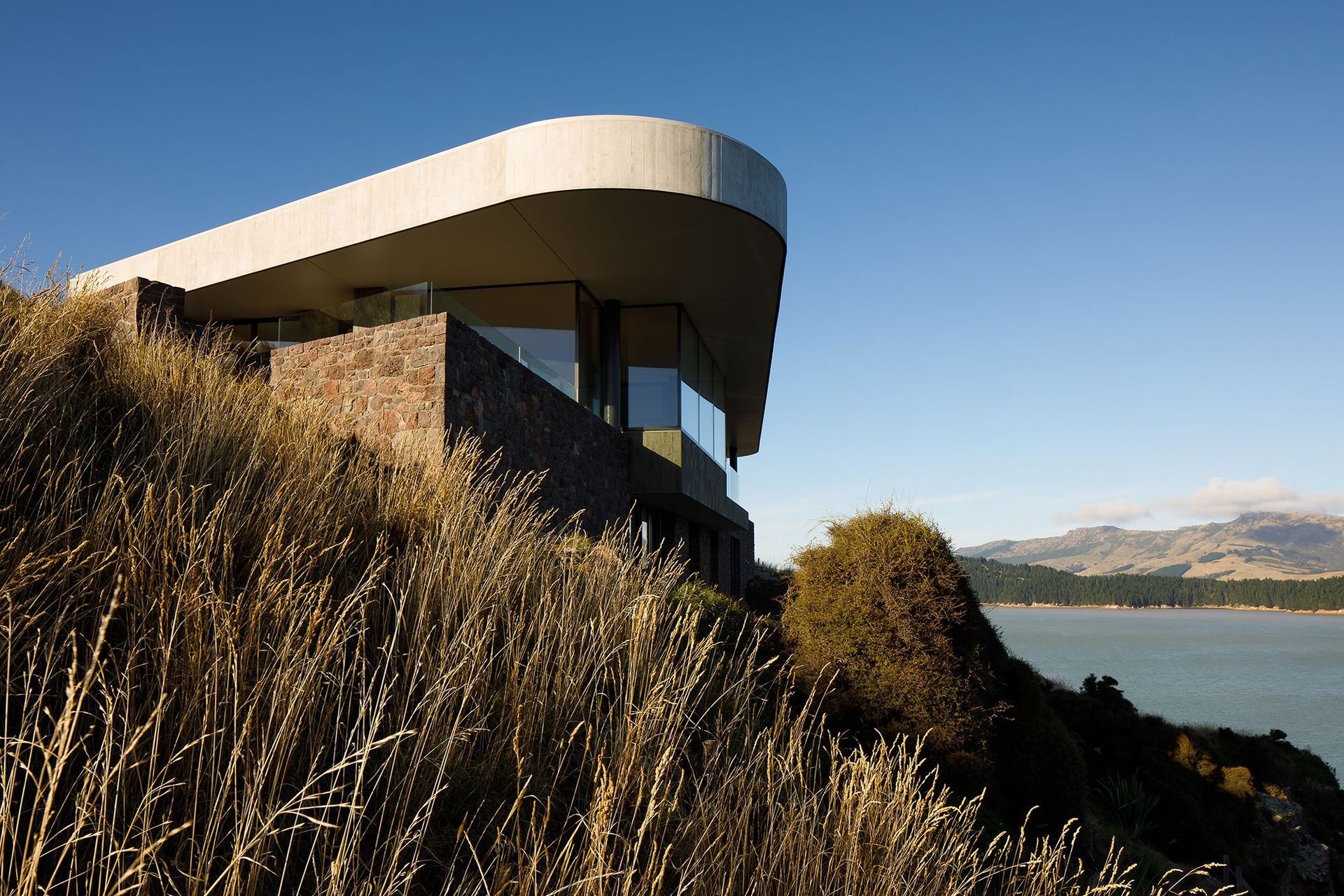 At Black Rock House, the architectural challenge was to maximise the views while controlling the strong sunlight from three directions.