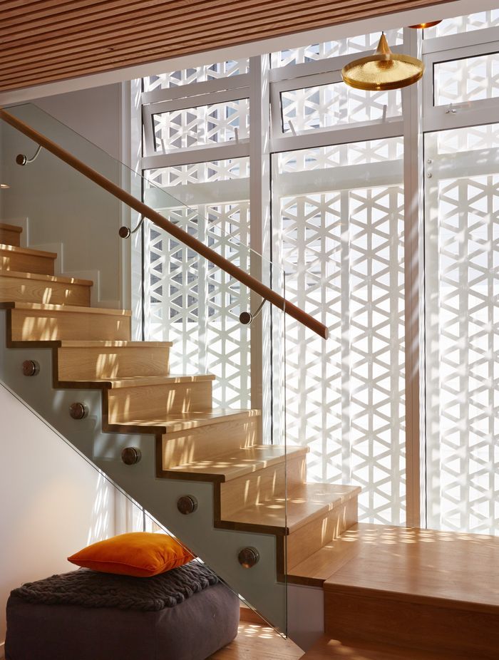 Internally, the screens create a movement of light and shadow around the interior spaces.