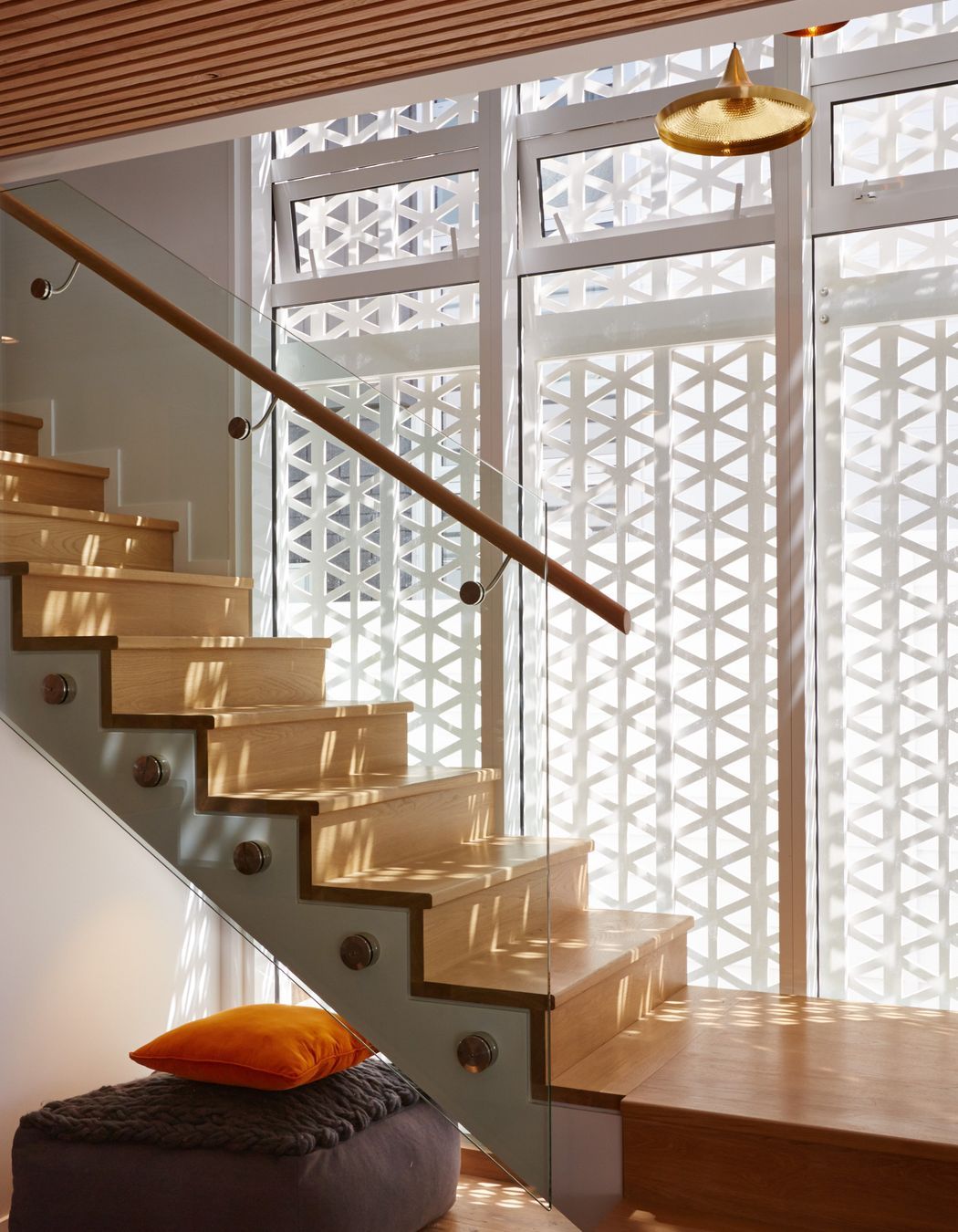 Internally, the screens create a movement of light and shadow around the interior spaces.