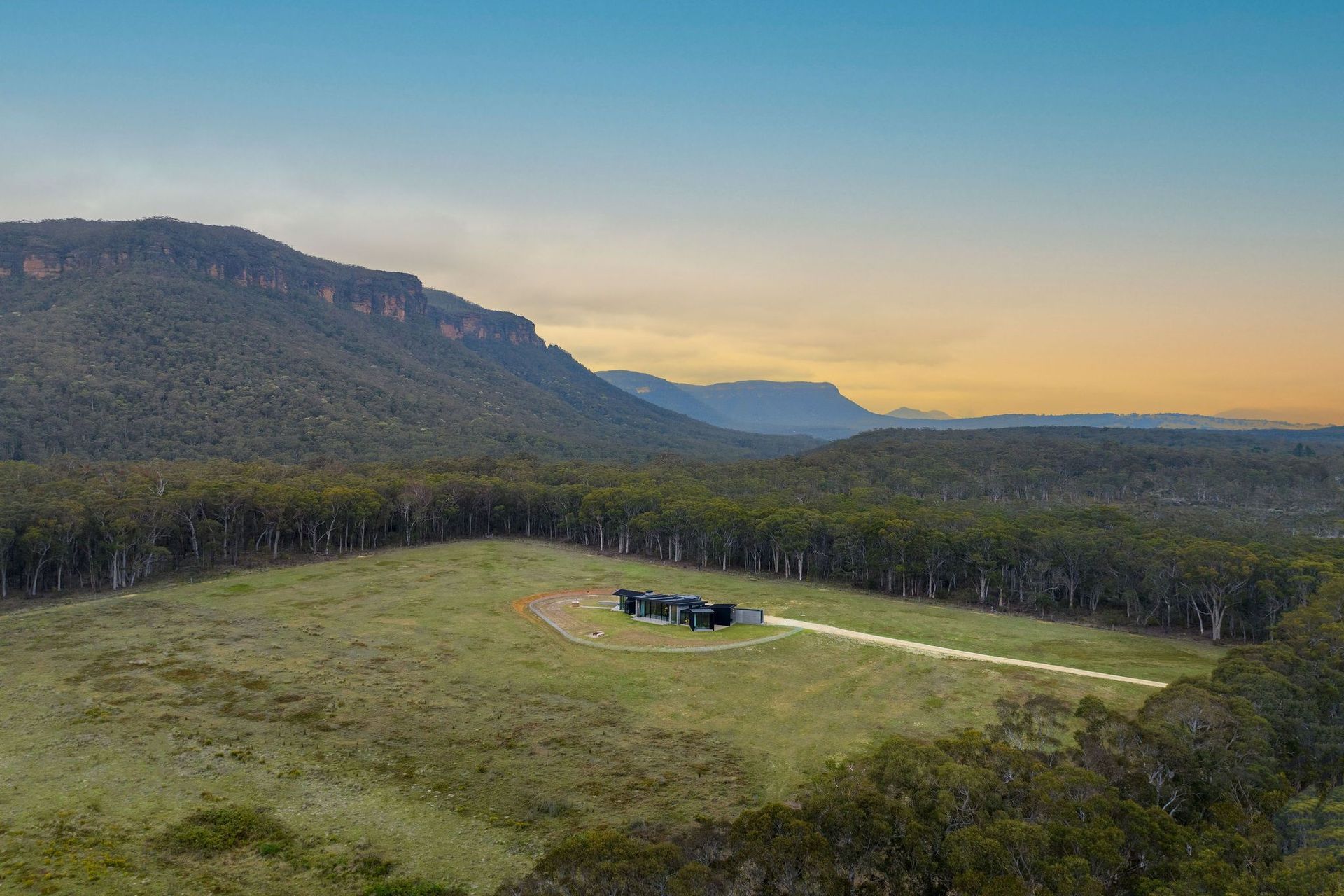Golden Vale's layout is thoughtfully executed in minute detail, its robust composition of raw materials and the arrangement of light, shape and lines capture the stunning scenic environment in its entirety.