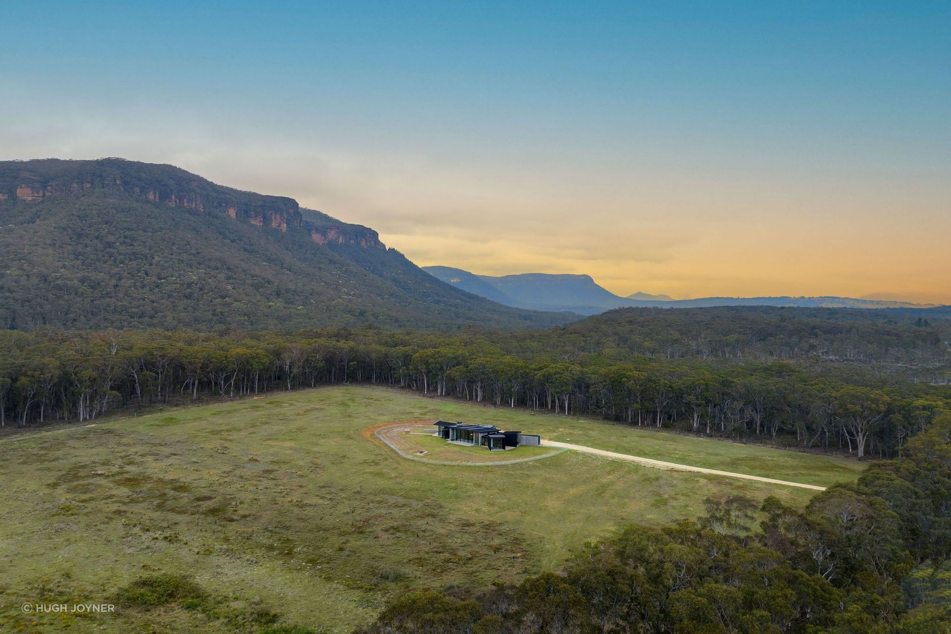 Golden Vale's layout is thoughtfully executed in minute detail, its robust composition of raw materials and the arrangement of light, shape and lines capture the stunning scenic environment in its entirety.