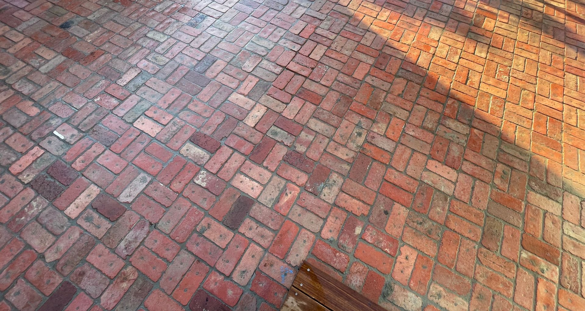 Flowpoint is mixed on-site with water and sets within 15 minutes, significantly reducing wait times.