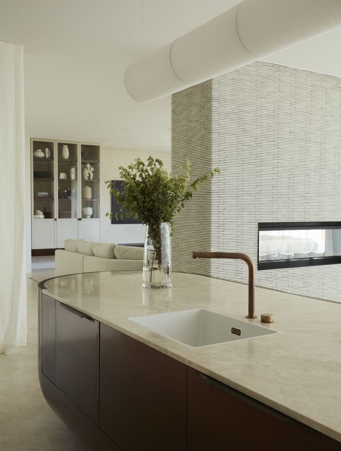 Tiles, marble and metal in the kitchen