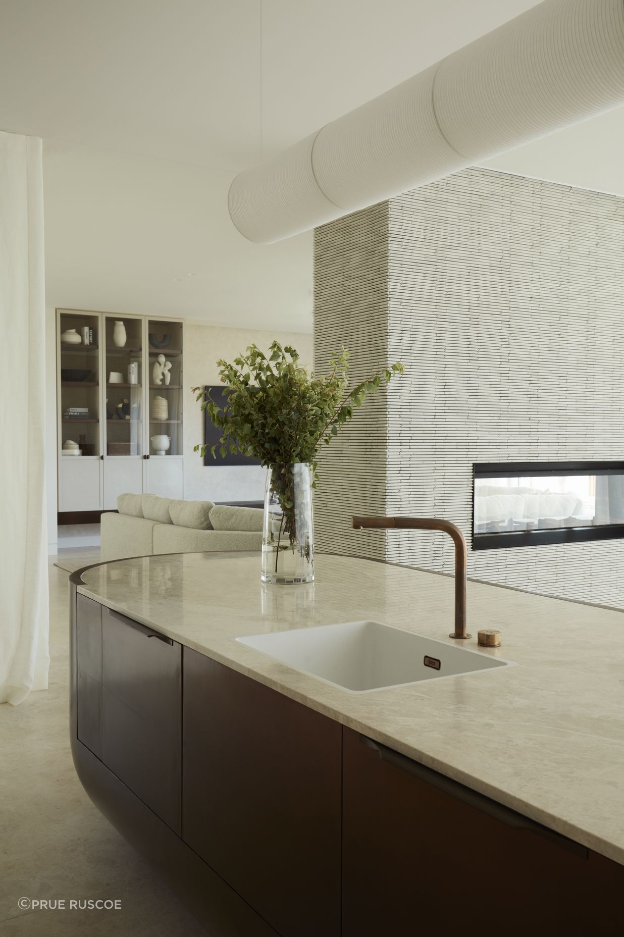 Tiles, marble and metal in the kitchen