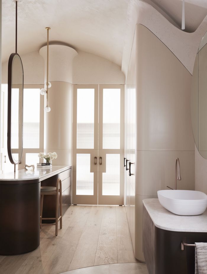 Curves throughout the bathroom