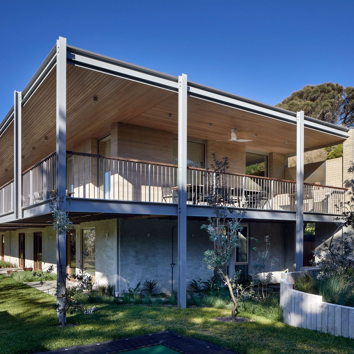 Nestled on the sand dunes: a beach shack’s transformation into a mid-century coastal sanctuary in Sorrento