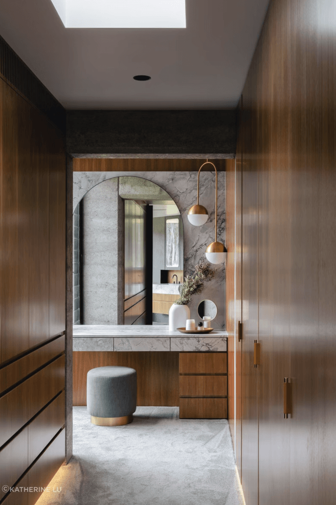 The ensuite, a glass box, becomes one with the setting – giving the impression of understated opulence.
