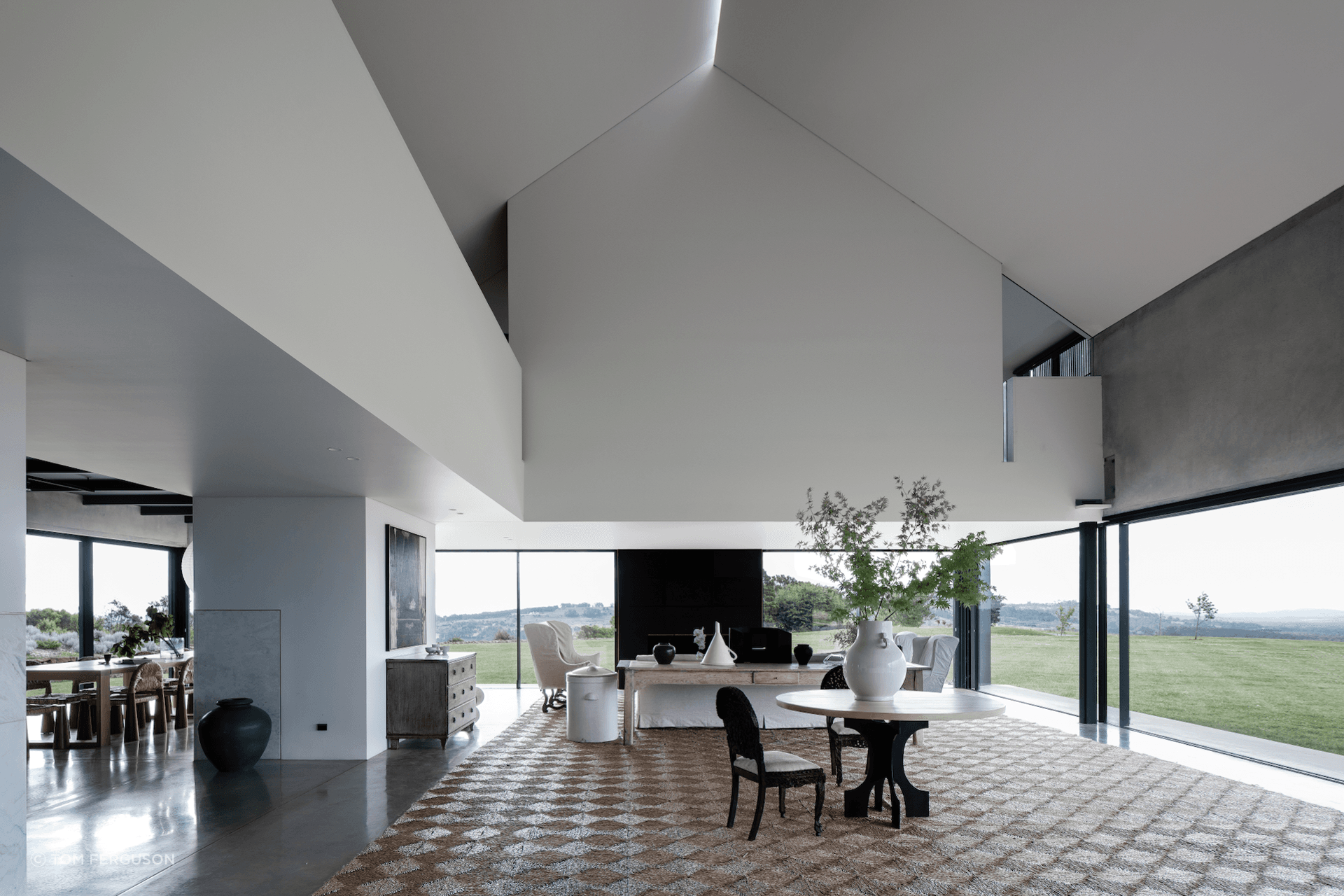 Its cleverly composed form against the backdrop of bushland gives the place the effect of seeming smaller than it actually is.