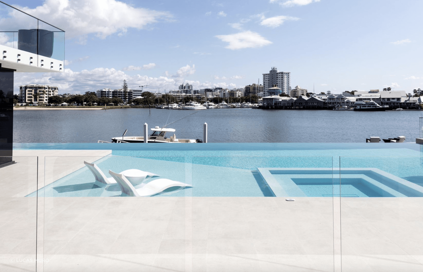 To address the homeowners’ desire for expansive views, Morriarchi Architecture’s design implements substantial terraced areas that are accessible from both the upper and lower levels of the property. 