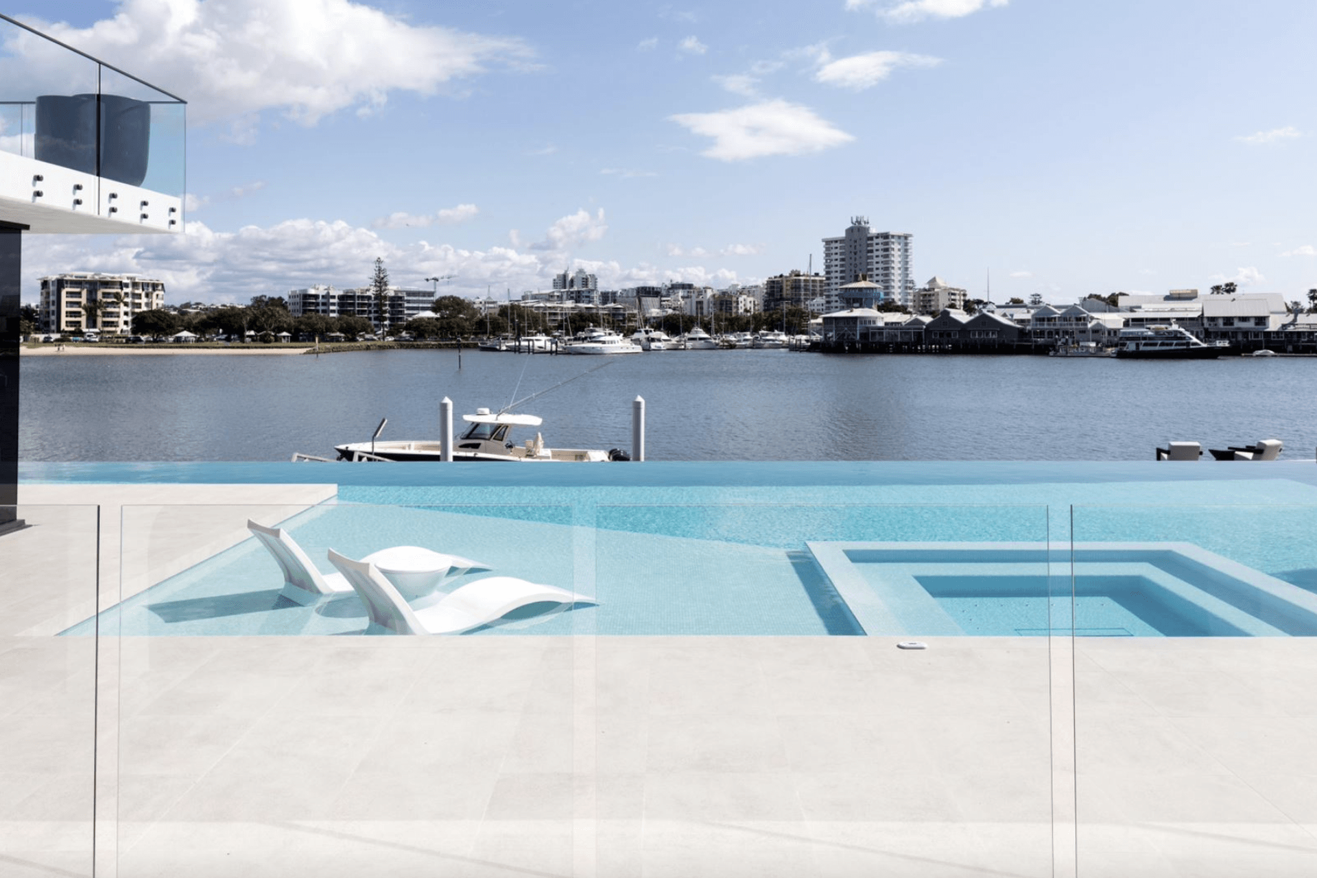 To address the homeowners’ desire for expansive views, Morriarchi Architecture’s design implements substantial terraced areas that are accessible from both the upper and lower levels of the property.