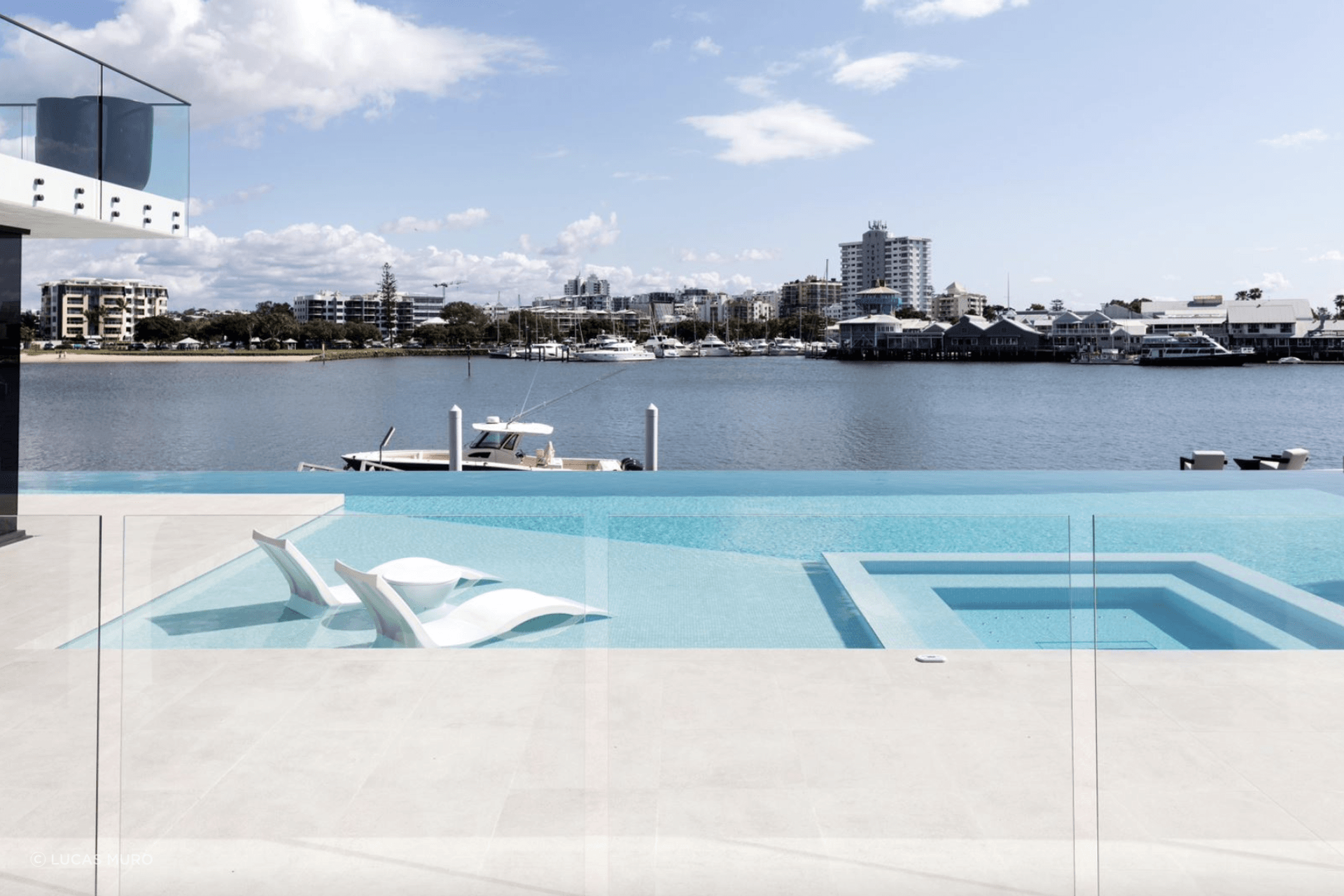 To address the homeowners’ desire for expansive views, Morriarchi Architecture’s design implements substantial terraced areas that are accessible from both the upper and lower levels of the property. 