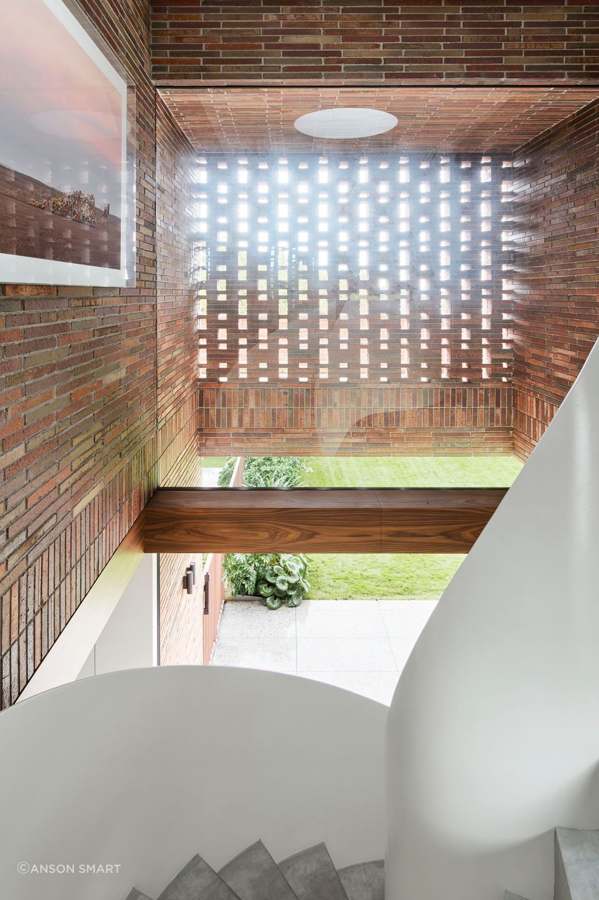 A hit-and-miss wall adds contrast to the Emperor linear-shaped bricks.