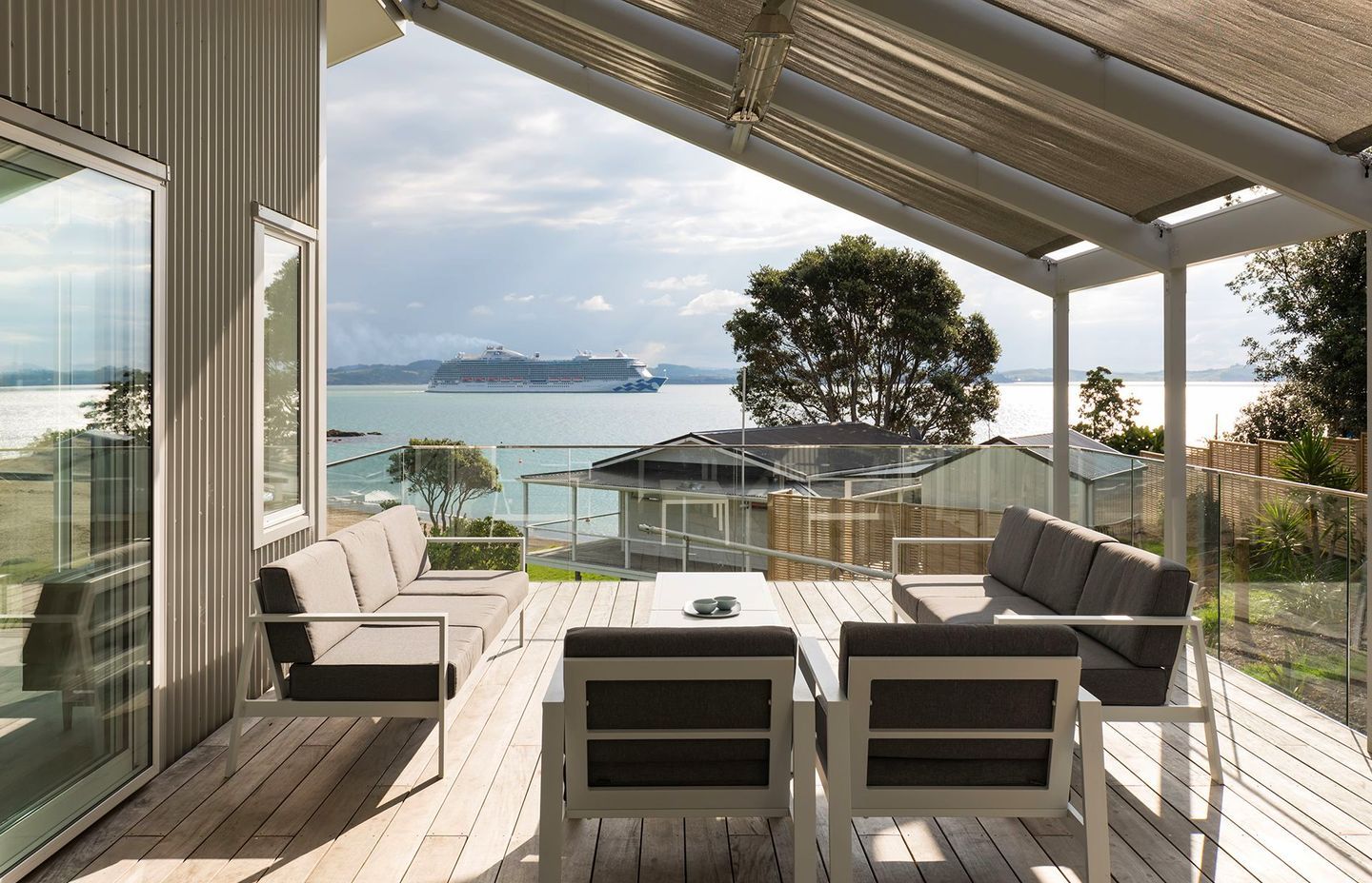 8 Light Houses – capturing the New Zealand sun
