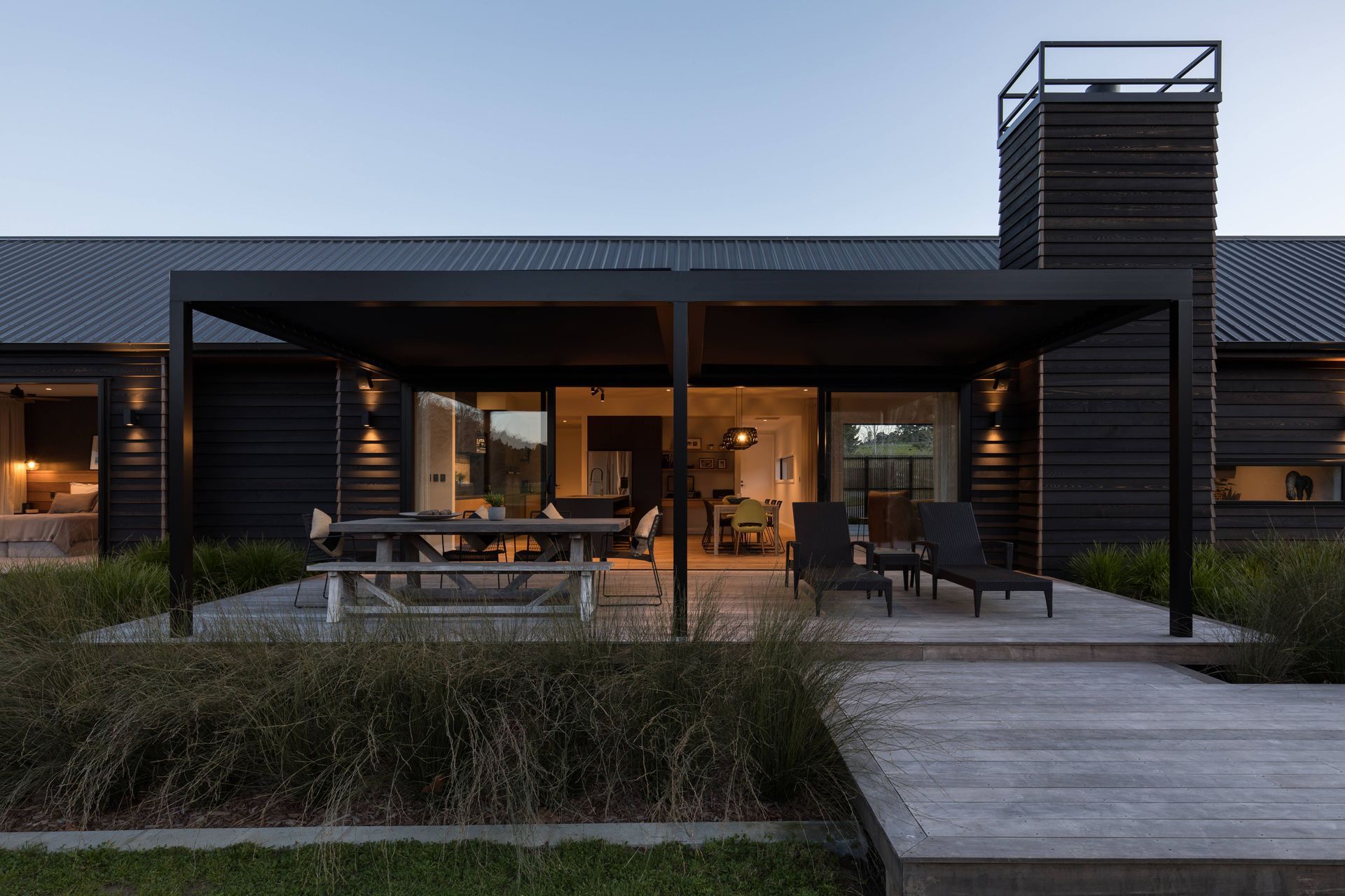 This generously proportioned 7.3m x 4.0m louvred outdoor space extends both sides of the sliding doors and accommodates both outdoor dining and lounging areas under the double bay RLX200 louvre system.