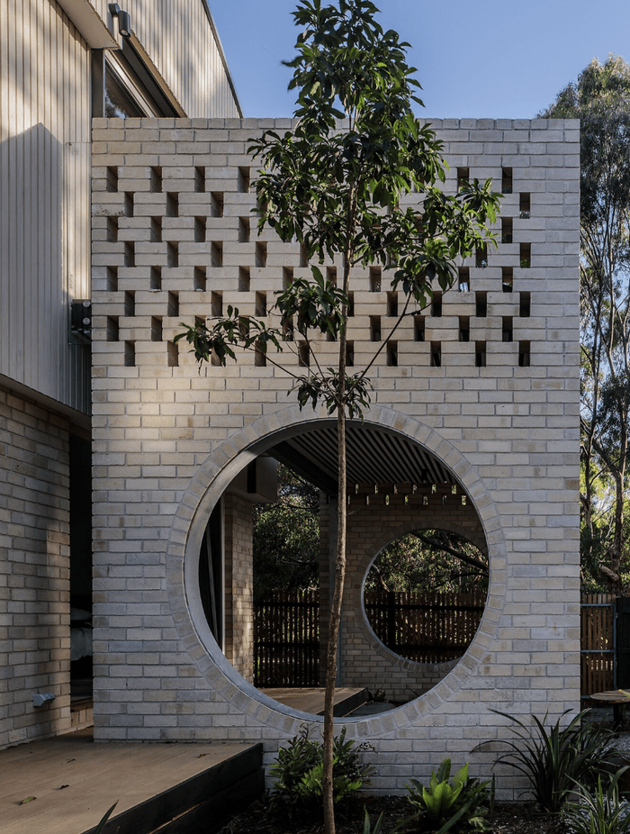 For the lower portion, Krause bricks provide a robust foundation, again echoing that light, neutral palette to seamlessly integrate and provide a sense of continuity with the park.