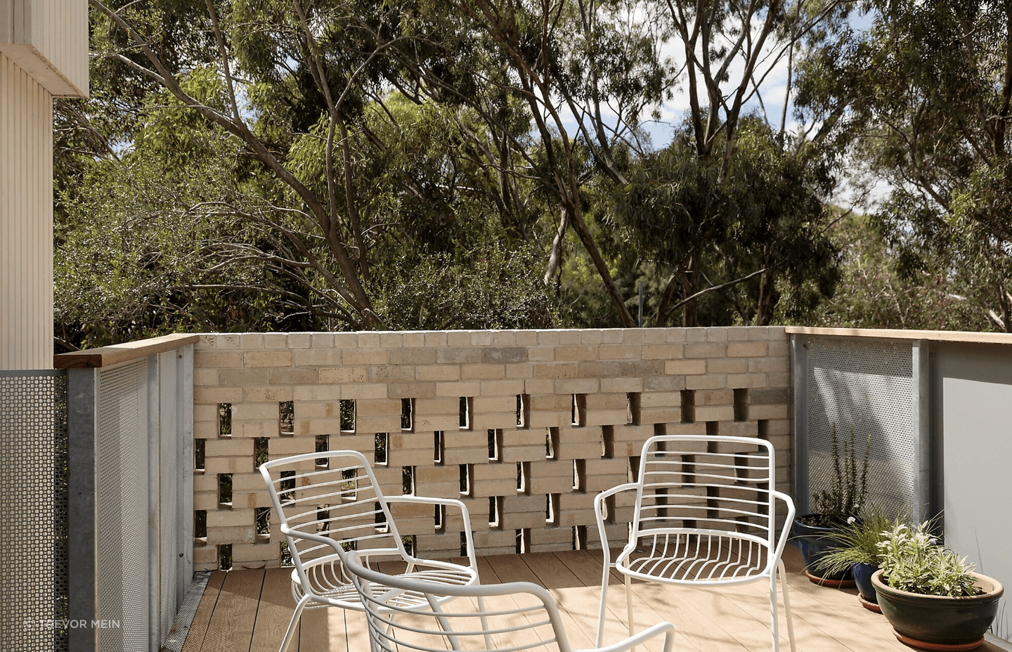 Materials selected enhance the relationship between the home and its natural surrounds, coalescing these private and public spaces with a sense of quietude so that the park remains the primary focus.