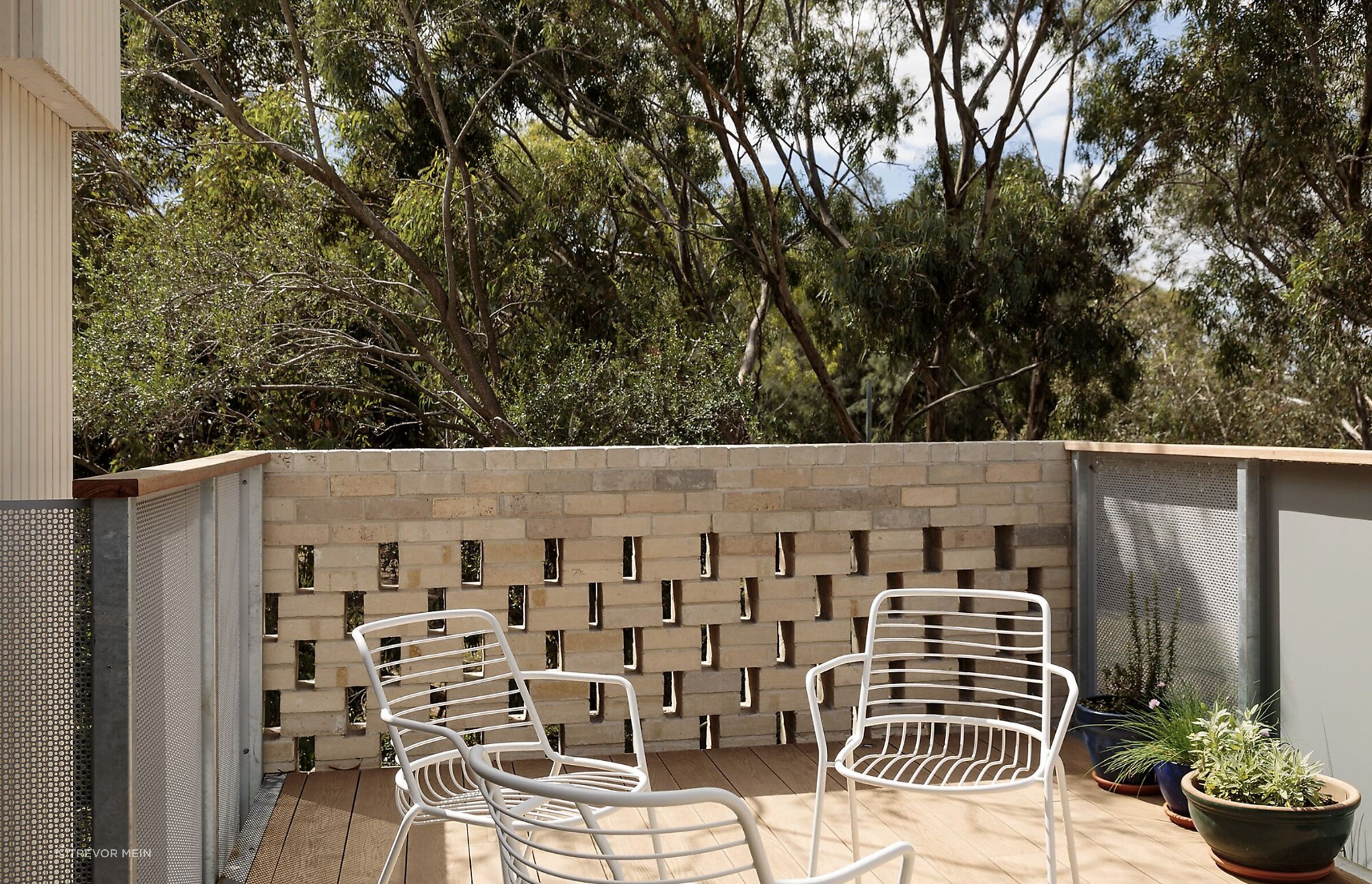 Materials selected enhance the relationship between the home and its natural surrounds, coalescing these private and public spaces with a sense of quietude so that the park remains the primary focus.