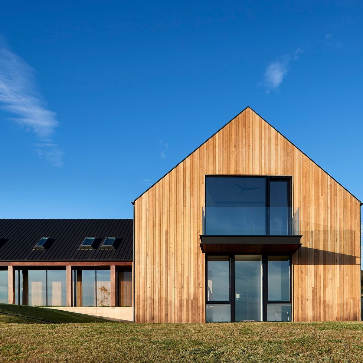 A modern, sculptural country house that lets the landscape do the talking